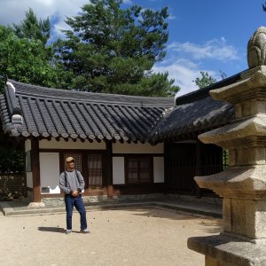 berpose di halaman rumah ala Korea