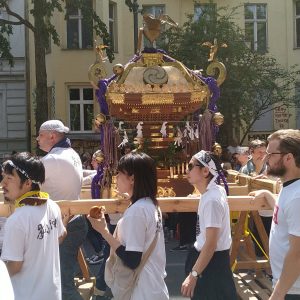 penampilan Kashiwa-Ren e.V. membawa mikoshi