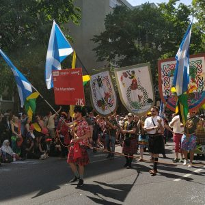 bendera-bendera yang dibawa The Islaynder bendera-bendera yang dibawa The Islaynder