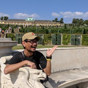 duduk di taman Schloss Sanssouci