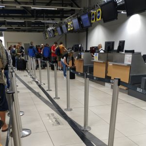 antrean check-in di Bandara Schönefeld
