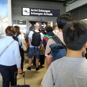 terminal kedatangan di Bandara G. B. Pastine, Ciampino, Italia