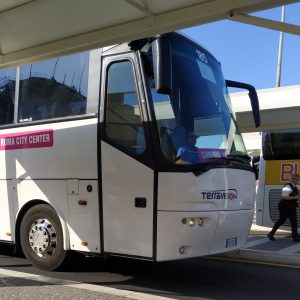 bus TerraVision di Bandara G. B. Pastine