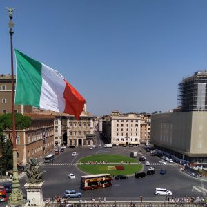 bendera Italia berkibar di Altare della Patria