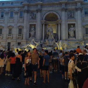 pengunjung memadati Fontana di Trevi