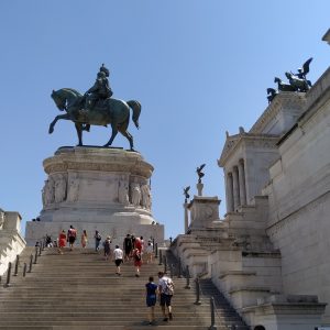 patung perunggu Victor Emmanuela II