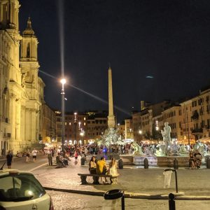 Piazza Navona di malam hari dari sisi selatan