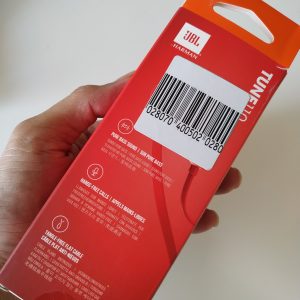 bagian belakang kemasan JBL Tune T110 by Harman