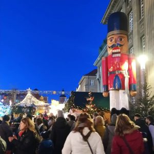boneka Nutcracker raksasa di Pasar Natal Spandau
