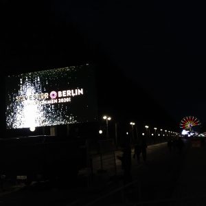 layar raksasa disiapkan di lokasi Silvester Willkommen 2020 di Straße des 17 Juni