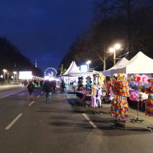kios-kios penjual makanan dan pernak-pernik di lokasi Silvester