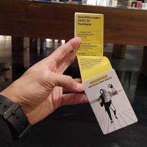 brosur berisi jadwal pertunjukan di Detusche Oper Berlin