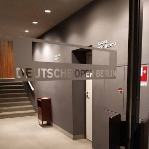 pintu masuk teater Deutsche Oper Berlin