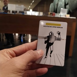 brosur berisi jadwal pertunjukan di Detusche Oper Berlin