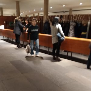 layanan penitipan jaket di Deutsche Oper Berlin