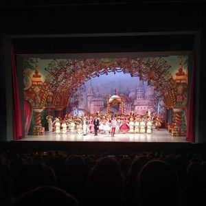 pemain The Nutcracker tampil di akhir pertunjukan