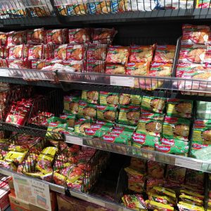 rak berisi Indomie di Go Asia