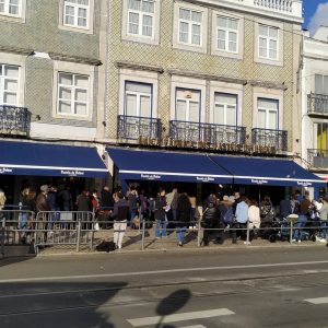 antrean panjang di Pastéis de Belém