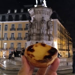 makan pastel de nata di Praça Luís de Camões