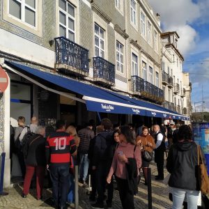 antrean panjang di Pastéis de Belém