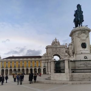 Praça do Comércio dengan patung Raja José I dan Arco da Rua Augusta