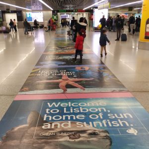iklan di terminal kedatangan Bandara Humberto Delgado