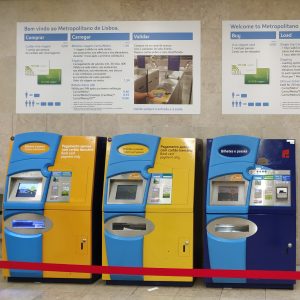 mesin penjual tiket di stasiun Metro