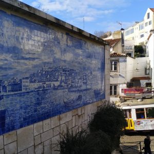 lukisan keramik (azulejos) di Miraduro Santa Luzia