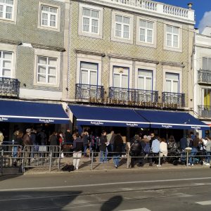 antrean panjang di Pastéis de Belém