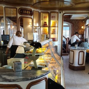 suasana di dalam Confetaria Nacional