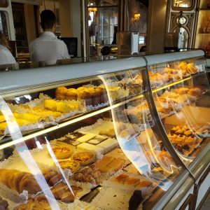 pilihan kue di Confetaria Nacional