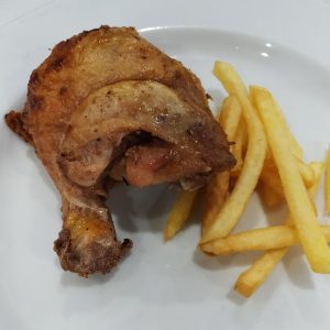 ayam piri-piri dimakan dengan kentang goreng