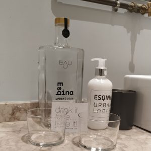 air minum dan sabun cuci tangan di Esqina Urban Lodge
