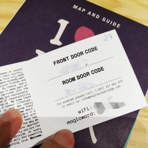 kartu berisi kode kunci Esqina Urban Lodge