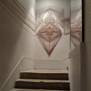 hiasan di tangga hotel