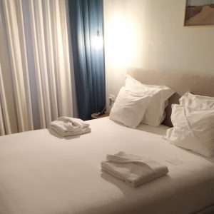 suasana kamar classic double room with city view