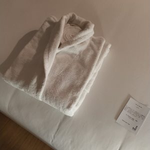 jubah mandi dan kartu informasi