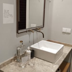 wastafel di dalam kamar Esqina Urban Lodge