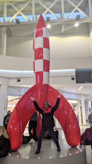 replika roket dari serial Tintin di Bandara Brussel