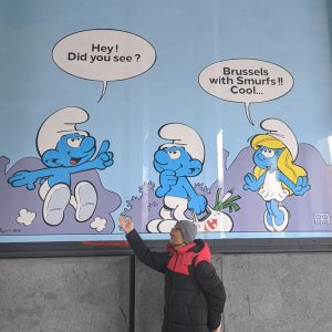 bersama mural Smurf di Brussel, Belgia bersama mural Smurf di Brussel, Belgia