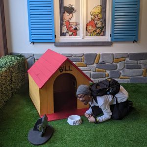 berpose di rumah anjing Bil