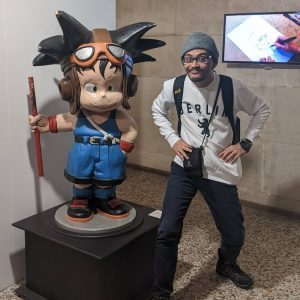 berfoto di samping patung Son Goku sumbangan Akira Toriyama pengarang komik Dragon Ball-Z