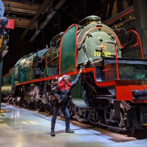 di samping lokomotif uap tipe 10 (10018) milik perusahaan kereta Belgia