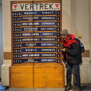 papan informasi keberangkatan kereta
