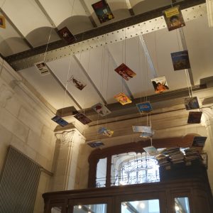 komik beterbangan di pintu masuk Museum Komik Strip