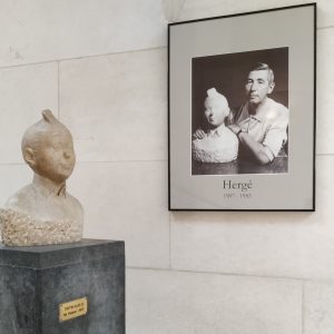 patung Tintin dan foto Hergé