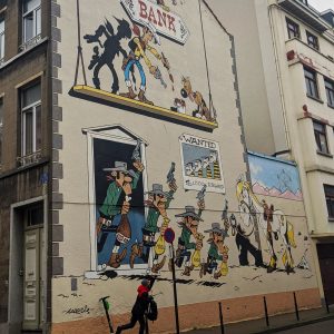 di depan mural Lucky Luke