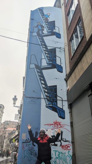 di depan mural Tintin