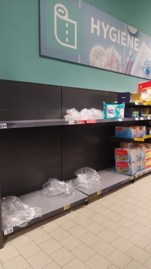 stok tisu toilet kosong di Kaufland Schultheiss Quartier, Berlin