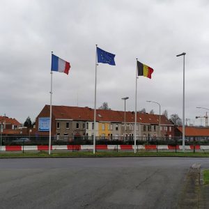 bendera Prancis, Uni Eropa, dan Belgia berkibar di perbatasan Belgia-Prancis